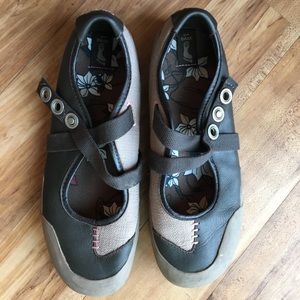Teva size 7 Riley Mary Jane tan/brown/rose